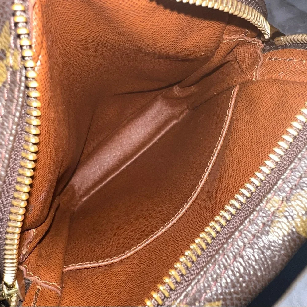Vintage Louis Vuitton | Danube PM Monogram Crossbody Bag - Picture 8 of 14